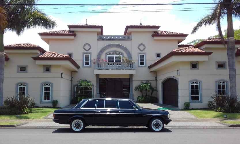 LARGE MANSION IN COSTA RICA WITH LIMO