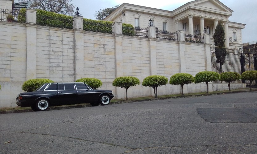 LIFESTYLE-LIMUSINA-COSTA-RICA-MANSION.jpg