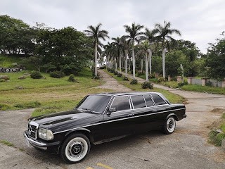 La Roca Golf Club Puntarenas, Costa Rica. MERCEDES LANG W123 LWB LIMOUSINE