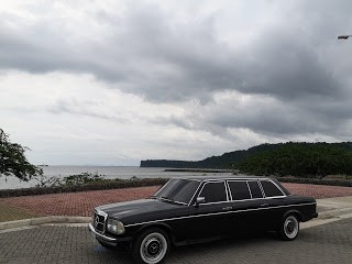 PLAYA CALDERA PUNTARENAS COSTA RICA. MERCEDES W123 LIMOUSINE 300D